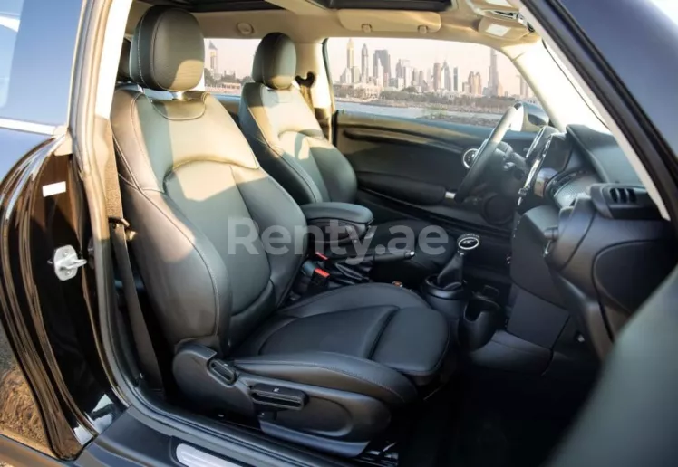 Mini Cooper (Negro), 2019 para alquiler en Dub&aacute;i