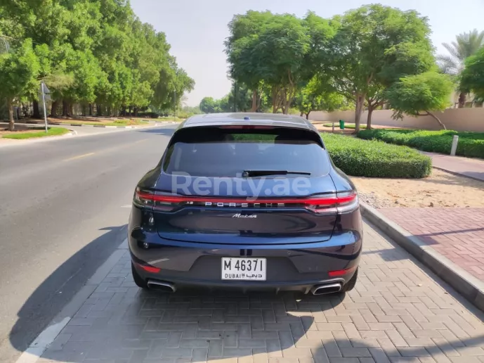 Porsche Macan (Темно-синий), 2021 для аренды в Дубай
