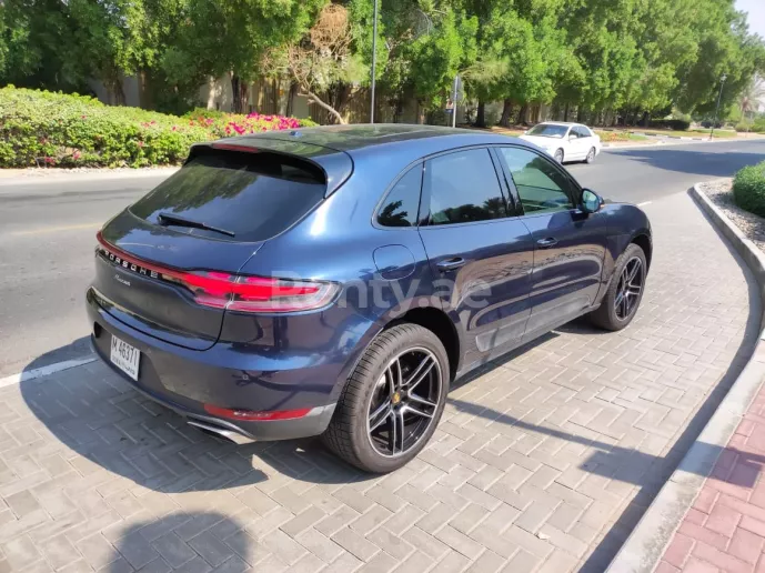 Porsche Macan (Темно-синий), 2021 для аренды в Дубай