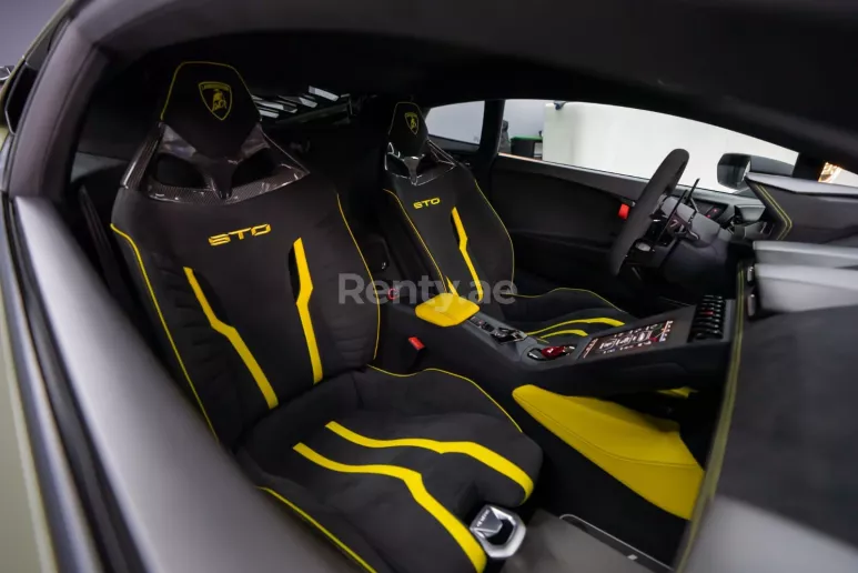 Lamborghini Huracan STO (Gr&uuml;n), 2022  zur Miete in Dubai