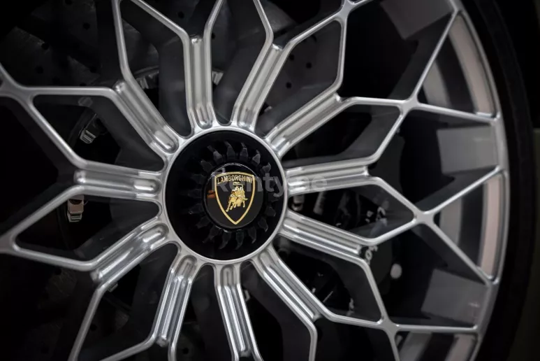 Lamborghini Huracan STO (Gr&uuml;n), 2022  zur Miete in Dubai