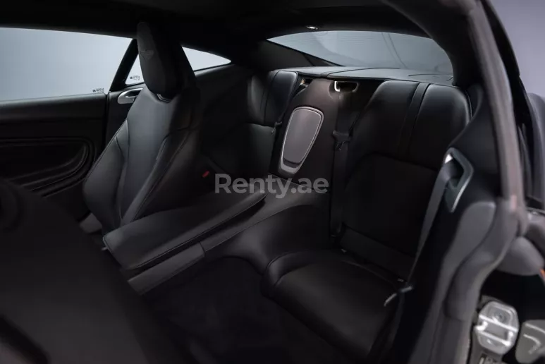 إيجار أستون مارتن DB11 (أسود), 2022 في دبي