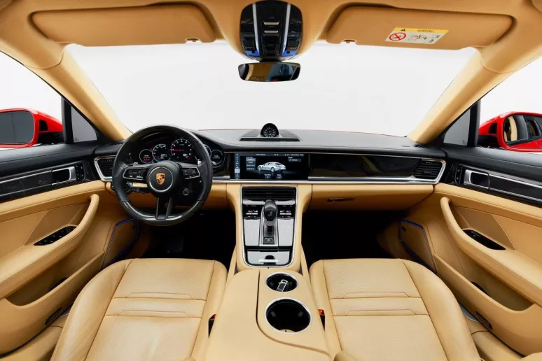 Porsche Panamera (rojo), 2021 para alquiler en Dub&aacute;i