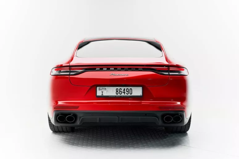 Porsche Panamera (rojo), 2021 para alquiler en Dub&aacute;i