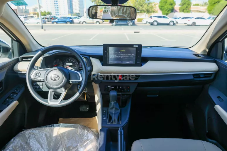 Toyota Yaris (Белый), 2023 для аренды в Дубай