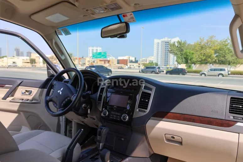 Mitsubishi Pajero (Wit), 2022 te huur in Dubai