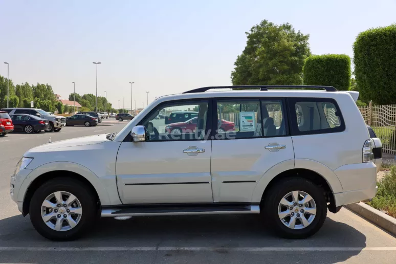 Mitsubishi Pajero (Wit), 2022 te huur in Dubai