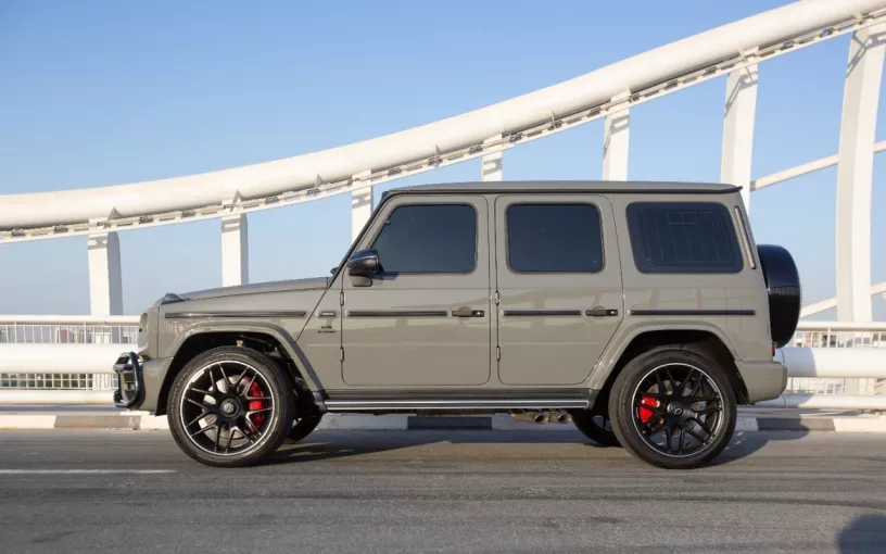 Şarika'de kiralık Mercedes G63 AMG (Gri), 2022