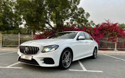 Mercedes E300 (Wei&szlig;), 2021 zur Miete in Dubai
