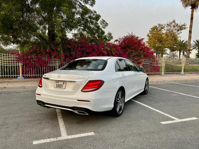 Mercedes E300 (Wit), 2021 te huur in Dubai