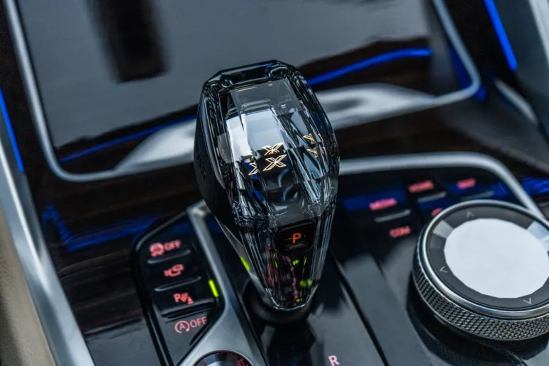 2021 BMW X6 50i V8 BiTurbo engine with X6M bodykit (Grijs), 2021 te huur in Dubai