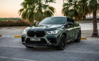 Dubai'de kiralık 2021 BMW X6 50i V8 BiTurbo motorlu, X6M g&ouml;vde kiti (Gri), 2021