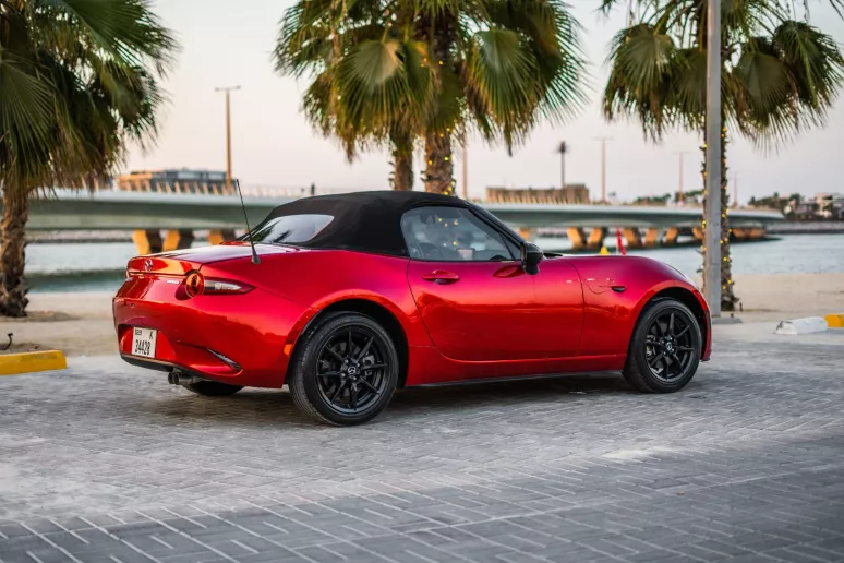 在迪拜 租 马自达 MX-5 (红色), 2020