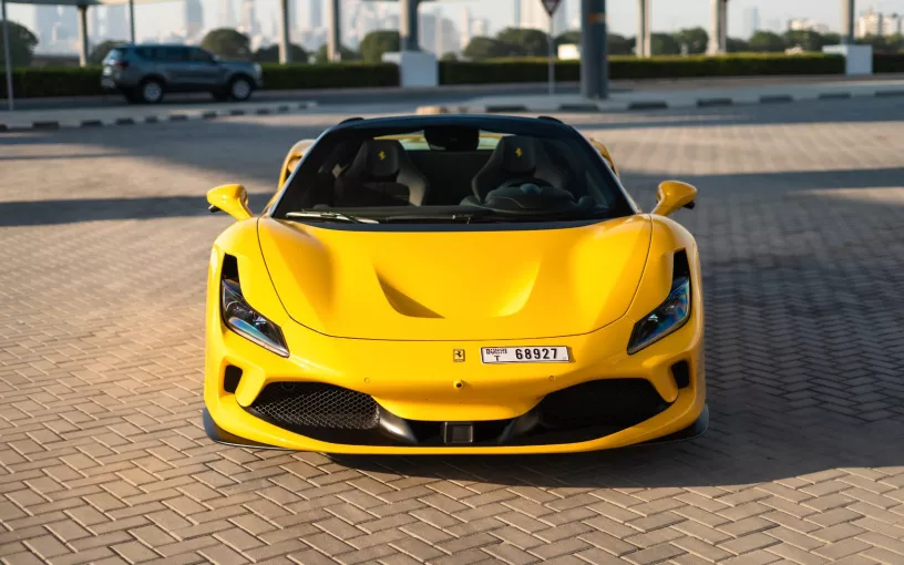 Ferrari F8 Tributo Spider (Gelb), 2022 Stundenmiete in Dubai