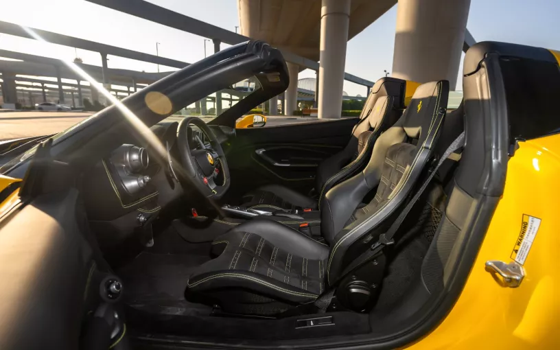 Ferrari F8 Tributo Spider (Gelb), 2022 Stundenmiete in Dubai