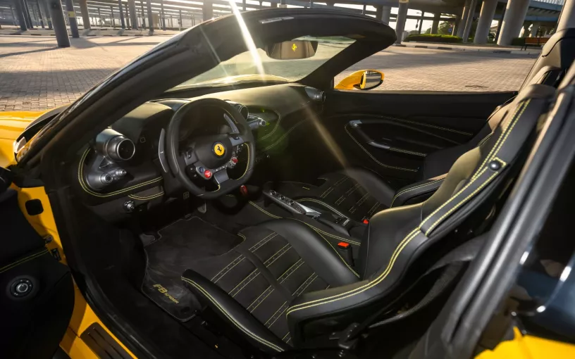 Ferrari F8 Tributo Spider (Gelb), 2022 Stundenmiete in Dubai