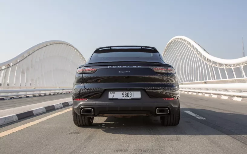 Porsche Cayenne coupe (Negro), 2022 para alquiler en Dub&aacute;i