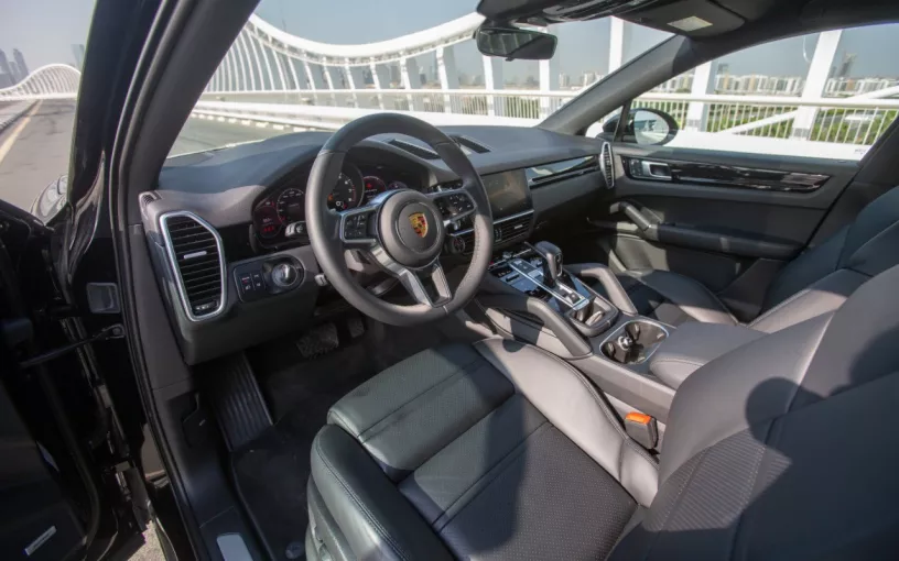 Porsche Cayenne coupe (Negro), 2022 para alquiler en Dub&aacute;i