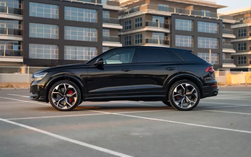 Audi RSQ8 (Zwart), 2023 te huur in Dubai