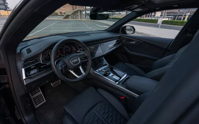 Audi RSQ8 (Zwart), 2023 te huur in Dubai