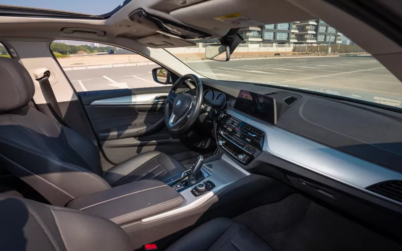 Abu Dabi'de kiralık BMW 520I (Beyaz), 2020