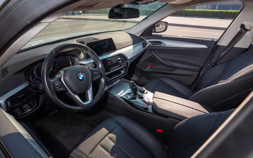 Abu Dabi'de kiralık BMW 520I (Beyaz), 2020