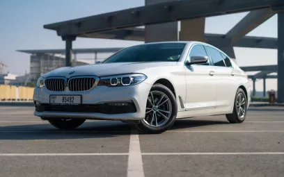 BMW 520i (Blanco), 2020 para alquiler en Abu Dhabi