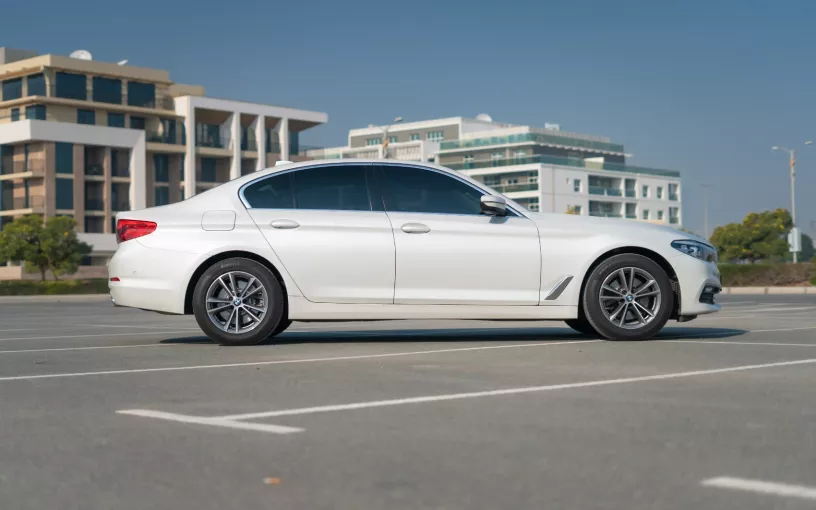 Abu Dabi'de kiralık BMW 520I (Beyaz), 2020