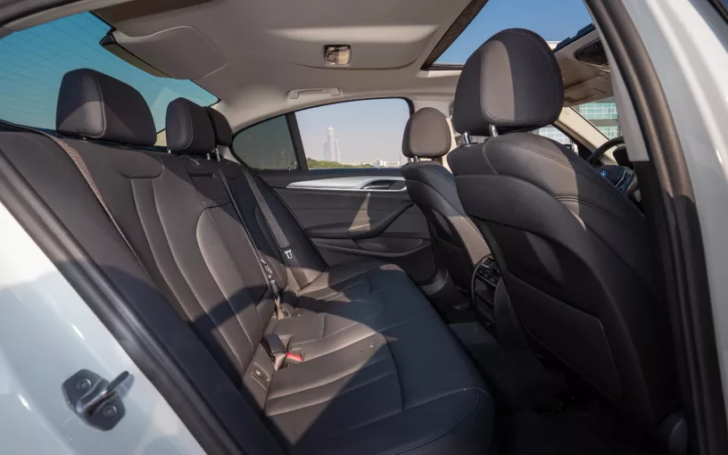 Abu Dabi'de kiralık BMW 520I (Beyaz), 2020