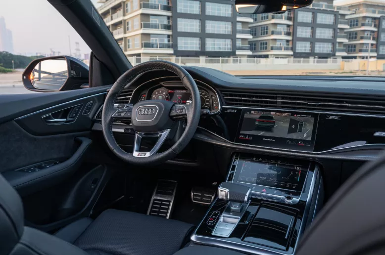 Audi RSQ8 (Schwarz), 2022  zur Miete in Abu Dhabi