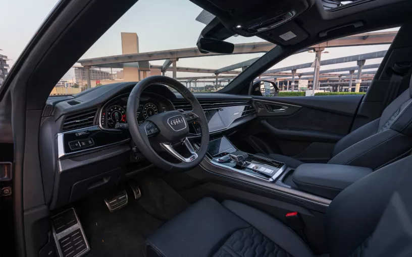 Audi RSQ8 (Schwarz), 2022  zur Miete in Abu Dhabi