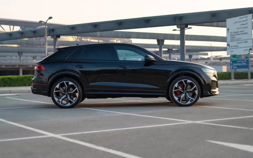 Audi RSQ8 (Schwarz), 2022  zur Miete in Abu Dhabi
