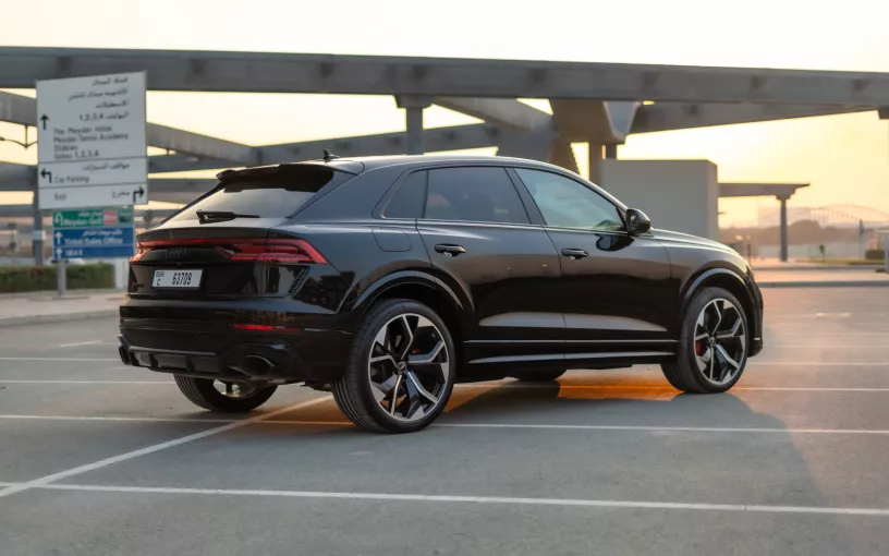 Audi RSQ8 (Schwarz), 2022  zur Miete in Abu Dhabi