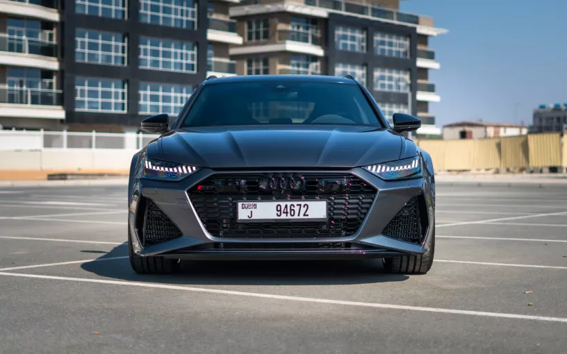 Audi RS6 (Gris Fonc&eacute;), 2022 &agrave; louer &agrave; Abu Dhabi
