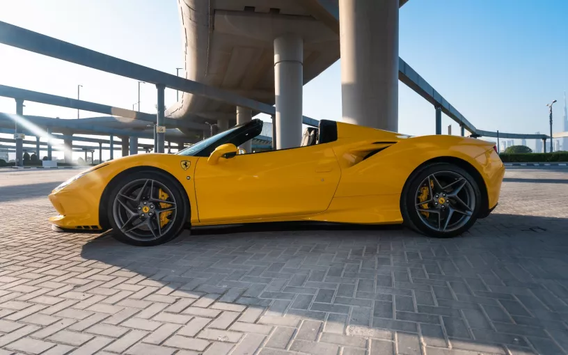 Ferrari F8 Tributo Spyder (Amarillo), 2022 para alquiler en Abu Dhabi