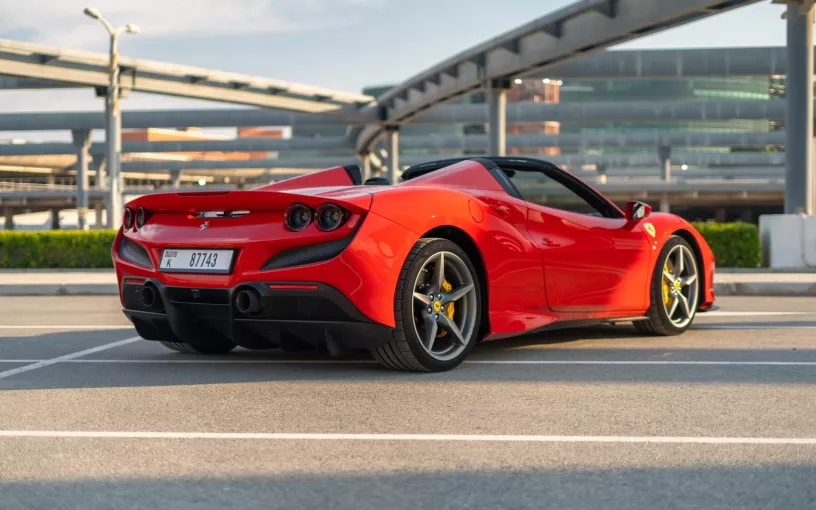 Ferrari F8 Tributo Spider (Rot), 2023 Stundenmiete in Dubai