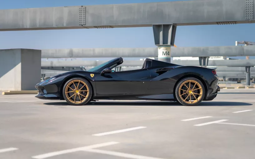 Ferrari F8 Tributo Spyder (Negro), 2023 para alquiler en Abu Dhabi