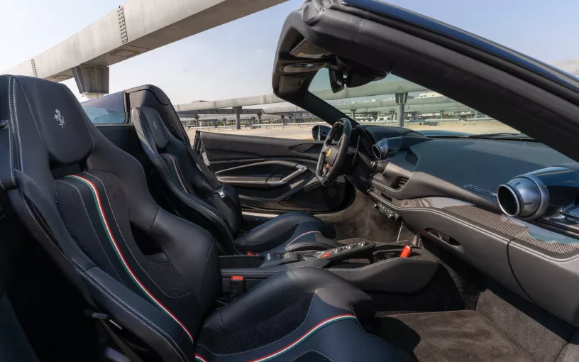 Ferrari F8 Tributo Spyder (Negro), 2023 para alquiler en Abu Dhabi