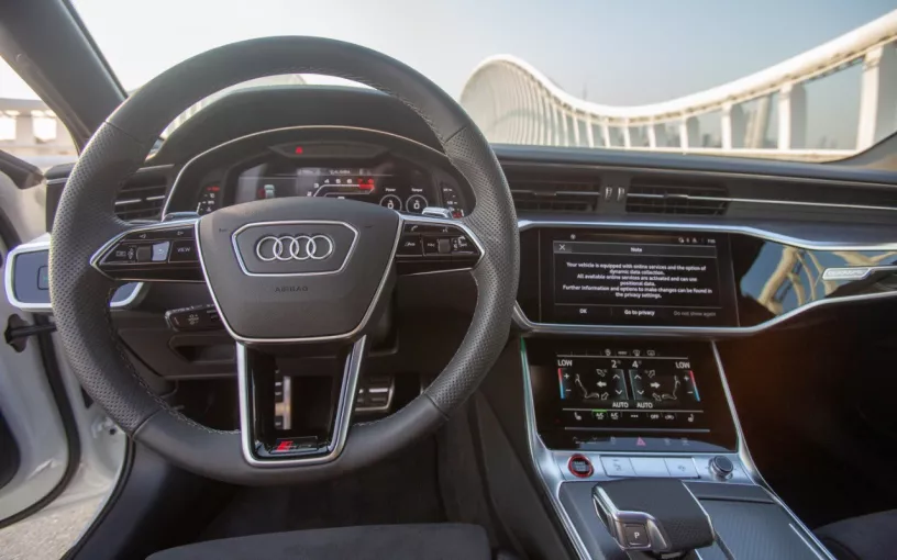 Audi RS6 (Wei&szlig;), 2022  zur Miete in Abu Dhabi