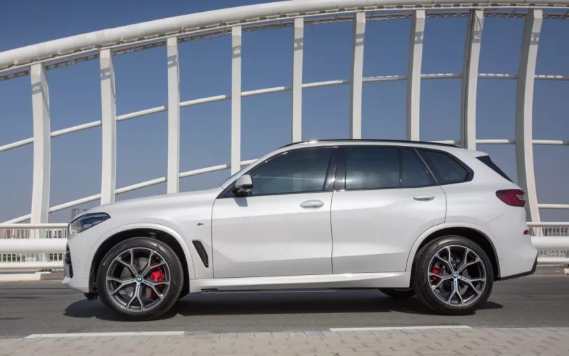 BMW X5 40iM (Wit), 2023 te huur in Abu Dhabi