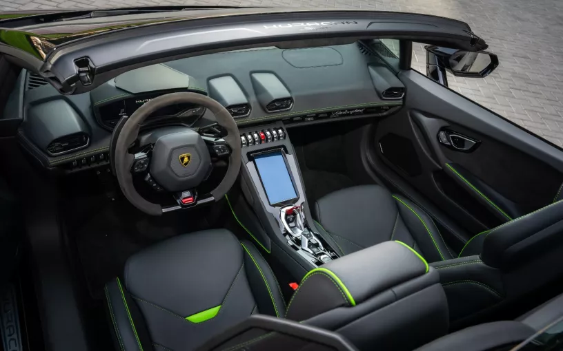 Lamborghini Evo Spyder (Черный), 2023 для аренды в Абу-Даби