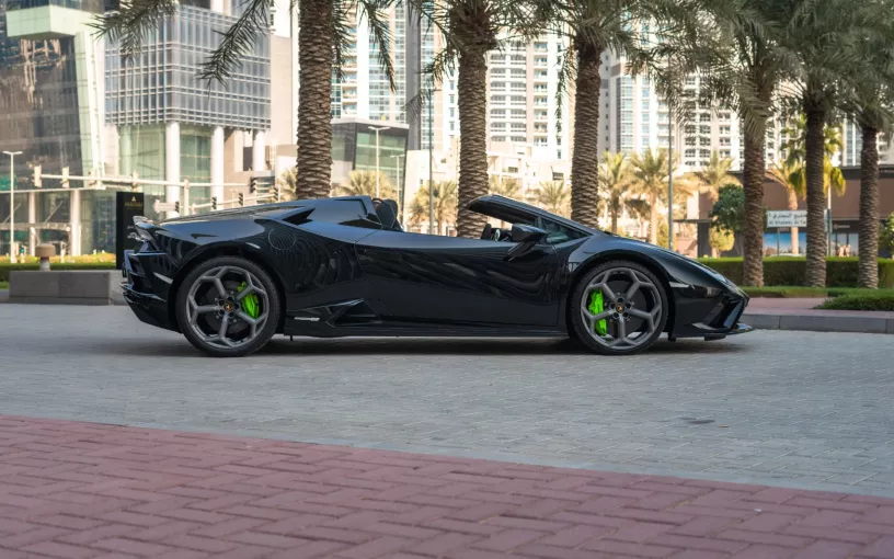 Lamborghini Evo Spyder (Черный), 2023 для аренды в Абу-Даби