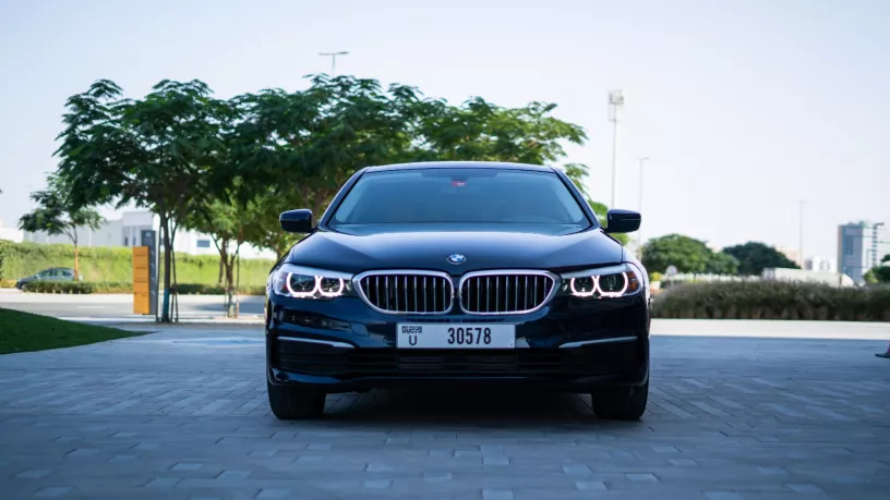 BMW 5 Series (Negro), 2020 para alquiler en Dub&aacute;i