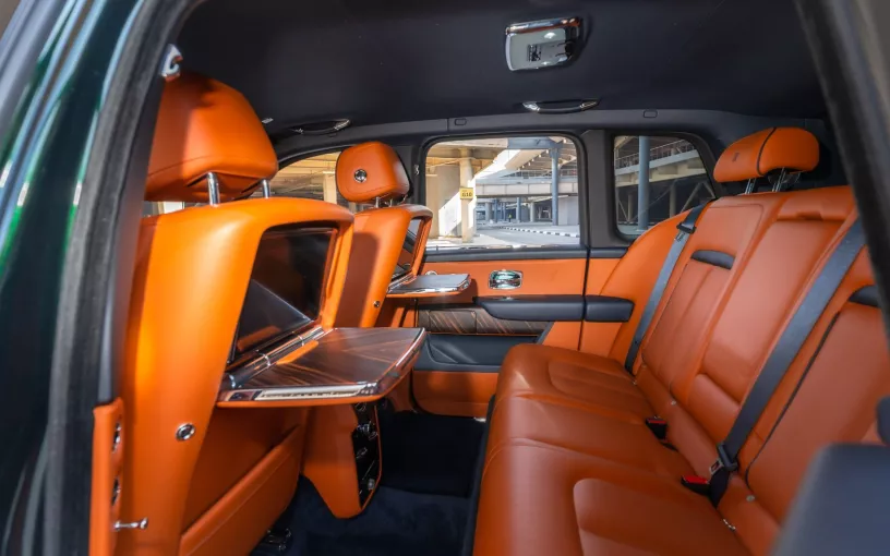 Abu Dabi'de kiralık Rolls Royce Cullinan (Yeşil), 2021