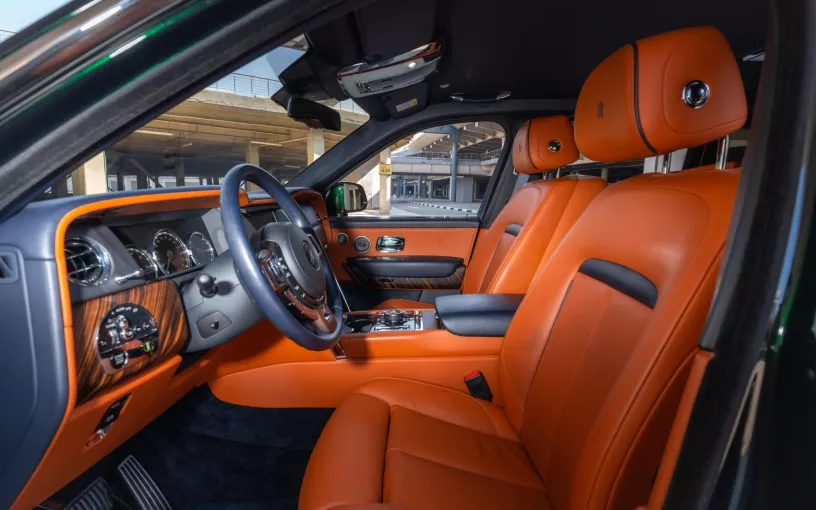 Abu Dabi'de kiralık Rolls Royce Cullinan (Yeşil), 2021