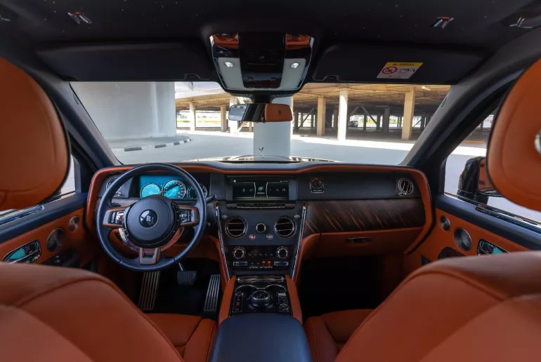 Abu Dabi'de kiralık Rolls Royce Cullinan (Yeşil), 2021