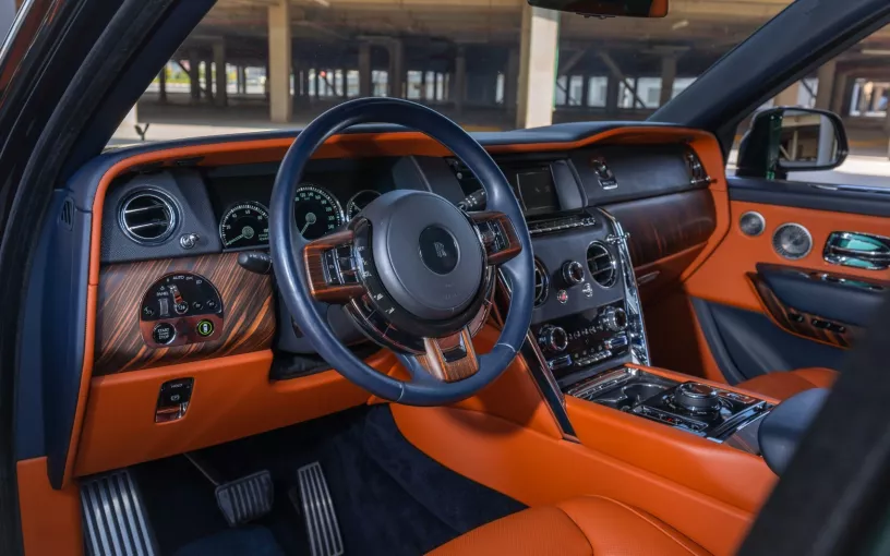 Abu Dabi'de kiralık Rolls Royce Cullinan (Yeşil), 2021