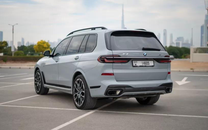 BMW X7 40i (Grise), 2023 &agrave; louer &agrave; Abu Dhabi