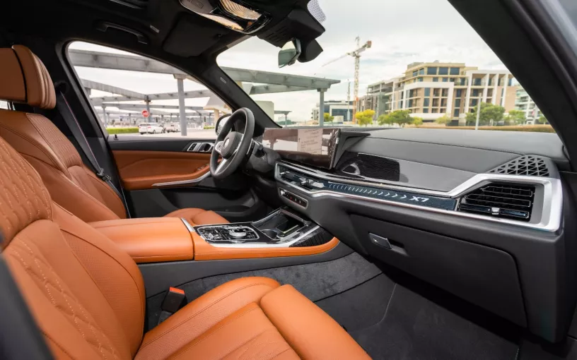 BMW X7 40i (Grise), 2023 &agrave; louer &agrave; Abu Dhabi