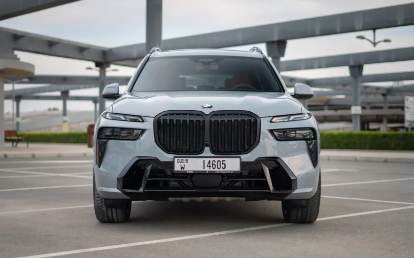 BMW X7 40i (Grise), 2023 &agrave; louer &agrave; Abu Dhabi